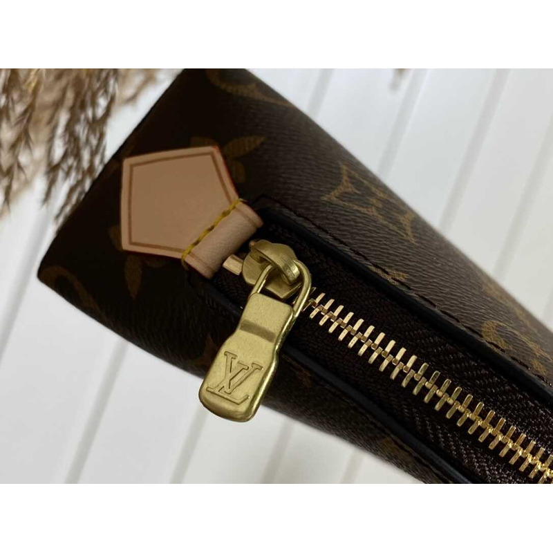 l**is V*t*n cosmetic pouch pm