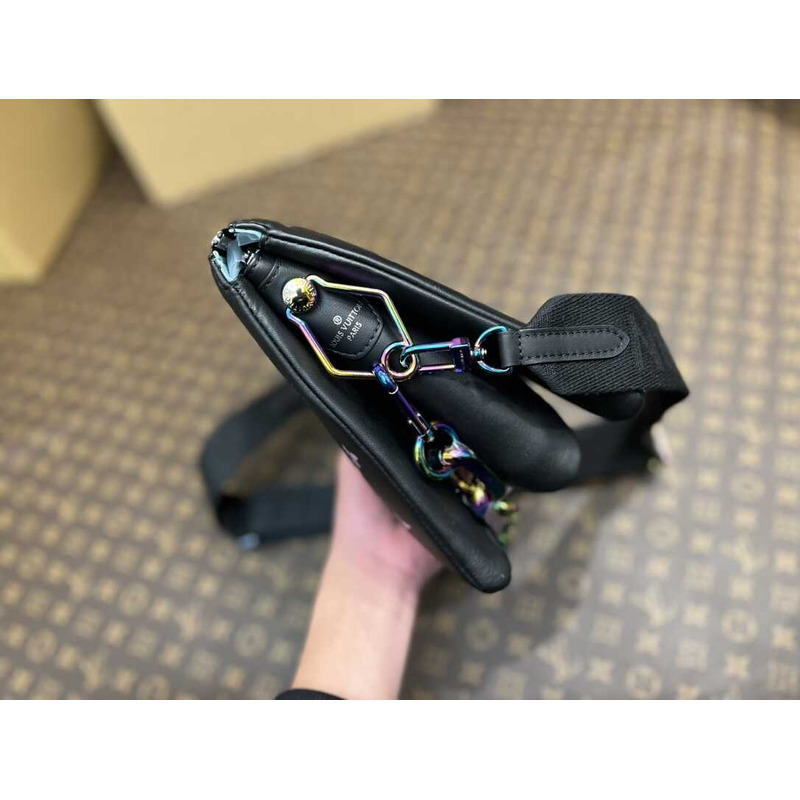 l**is V*t*n coussin pm black