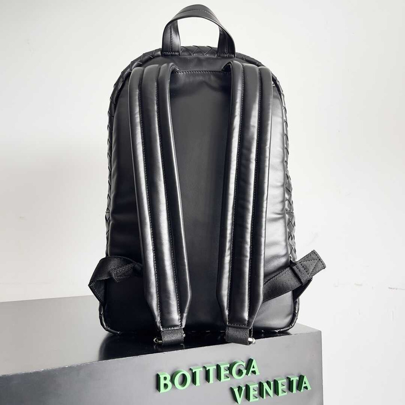 Bo*te*ga ve*ne*ta medium intrecciato backpack arsoise