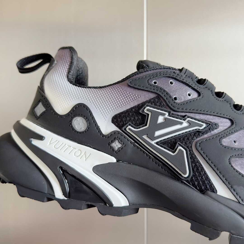 l**is V*t*n runner tatic \