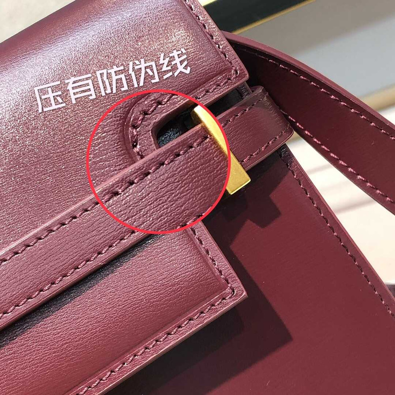 Saint Laurent Manhattan Shoulder Bag Leather