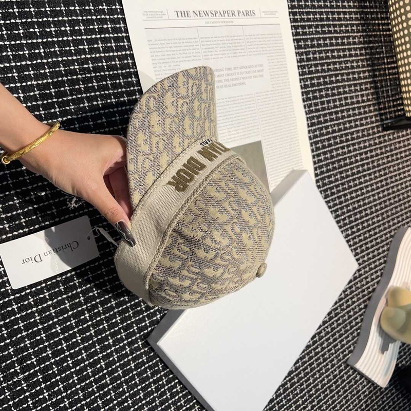 D*or oblique print cap