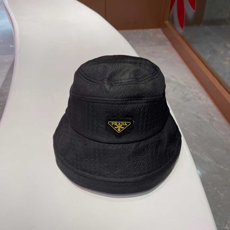 Pra*a bucket hat in black