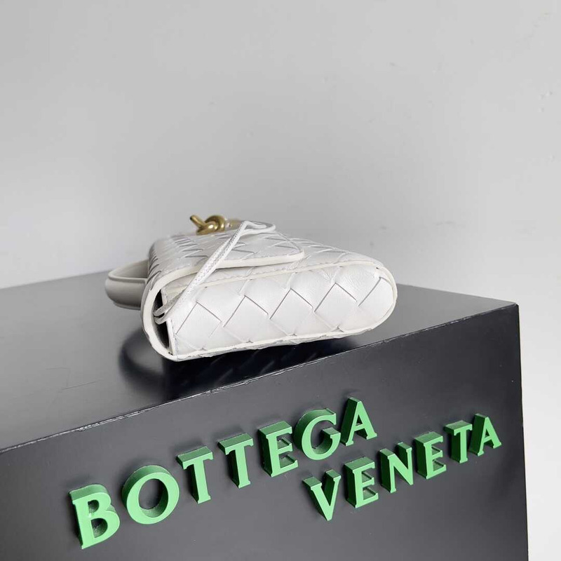 Bo*te*ga ve*ne*ta long clutch andiamo with handle white