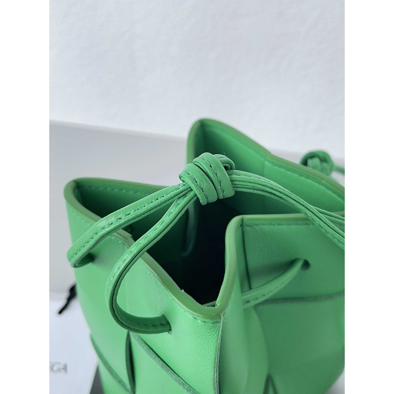 Bo*te*ga ve*ne*ta mini cassette bucket bag in parakeet