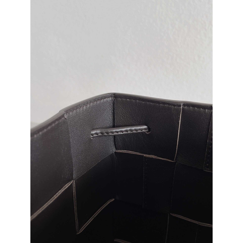 Bo*te*ga ve*ne*ta small cassette cross-body bucket in fondant