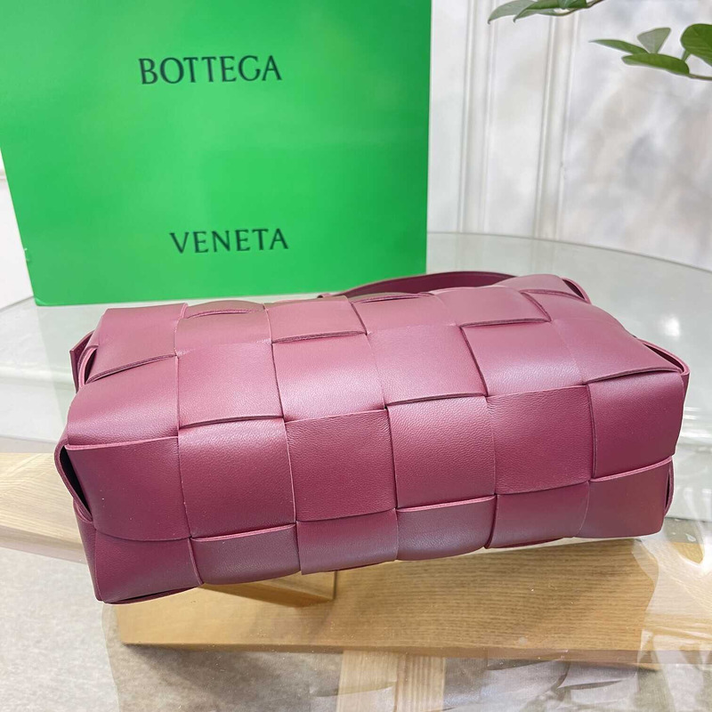 Bo*te*ga ve*ne*ta  small cassette in pink