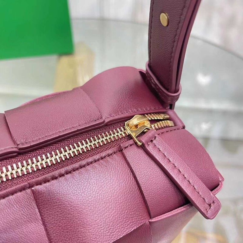 Bo*te*ga ve*ne*ta  small cassette in pink