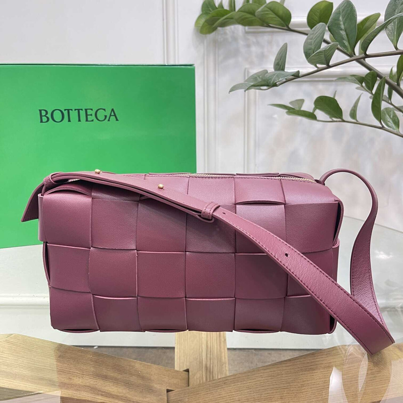 Bo*te*ga ve*ne*ta  small cassette in pink