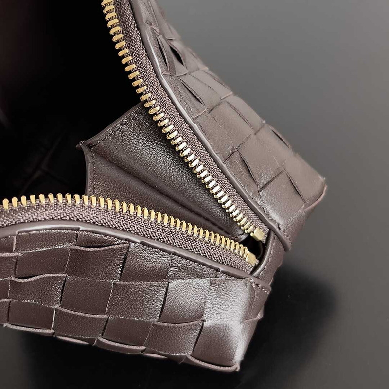 Bo*te*ga ve*ne*ta intrecciato beauty pouch dark brown