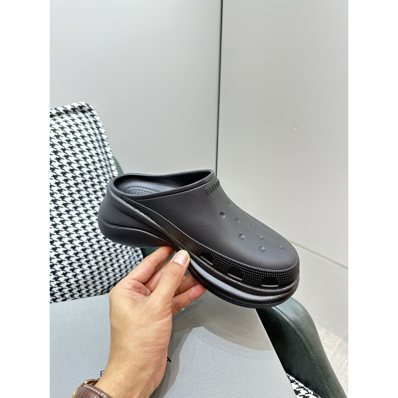 ba*len*cia*ga Cr*0*s mule in black