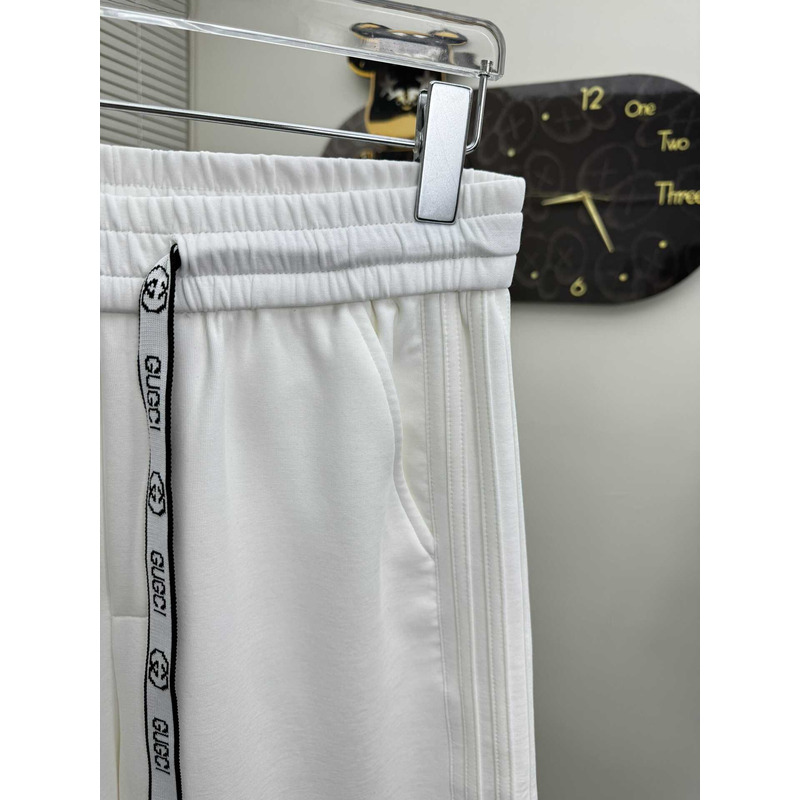 G*u*i  logo-print shorts in white