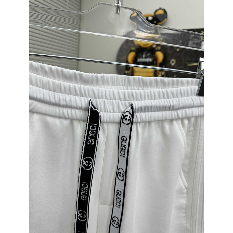 G*u*i  logo-print shorts in white