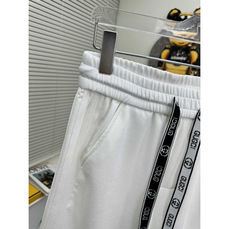 G*u*i  logo-print shorts in white