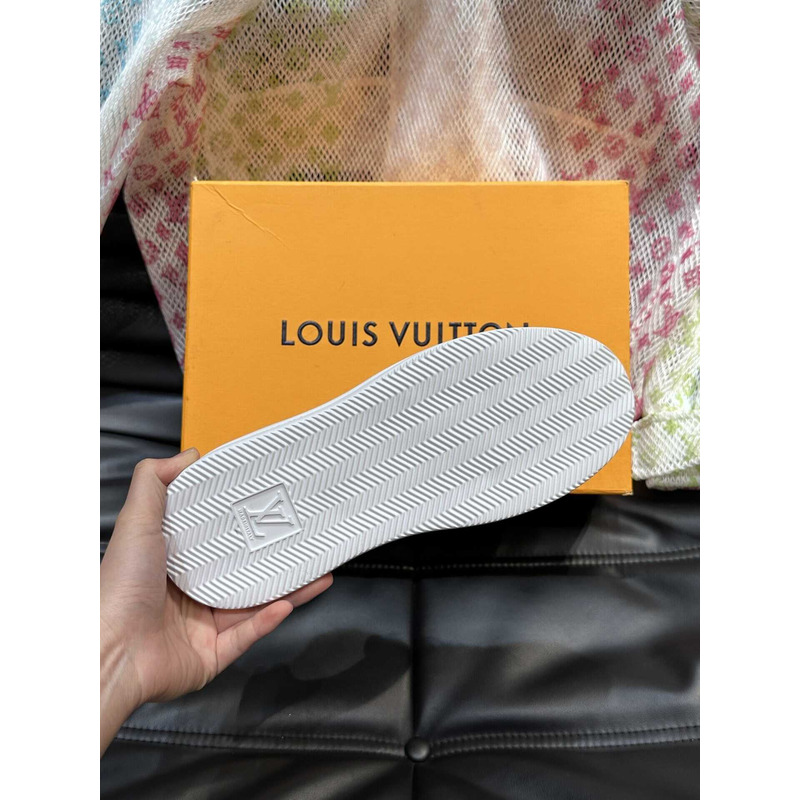 l**is V*t*n beverly hills sneaker