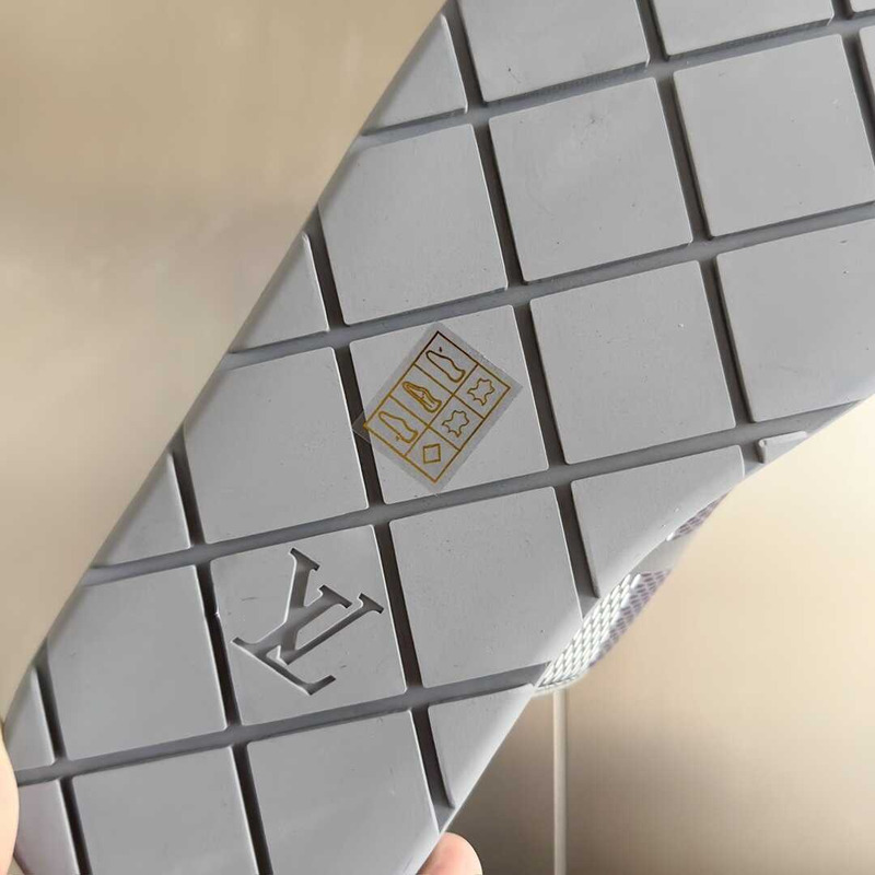 l**is V*t*n venice mule in grey