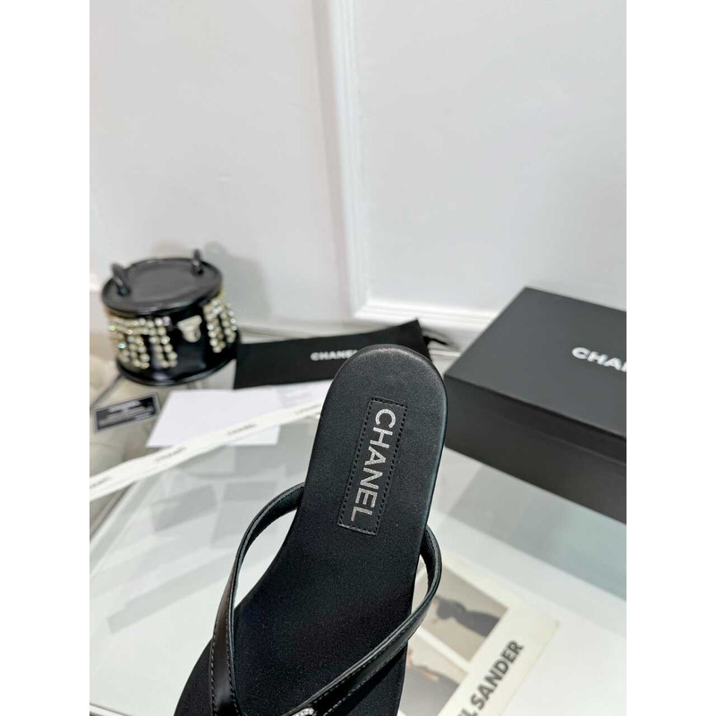 Ch*el logo thongs sandals in black