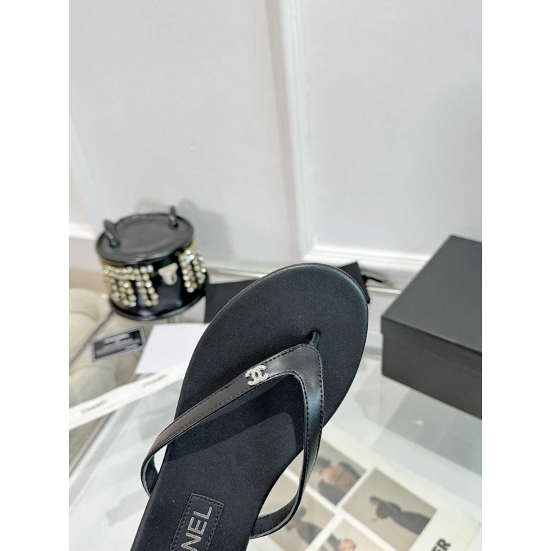Ch*el logo thongs sandals in black