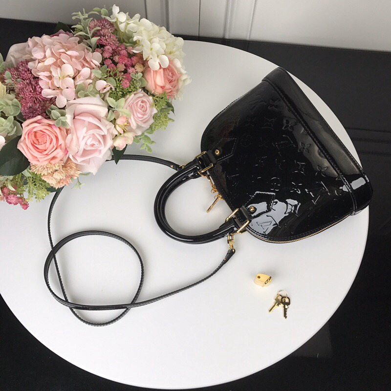 l**is V*t*n black magnetique monogram vernis alma bb bag