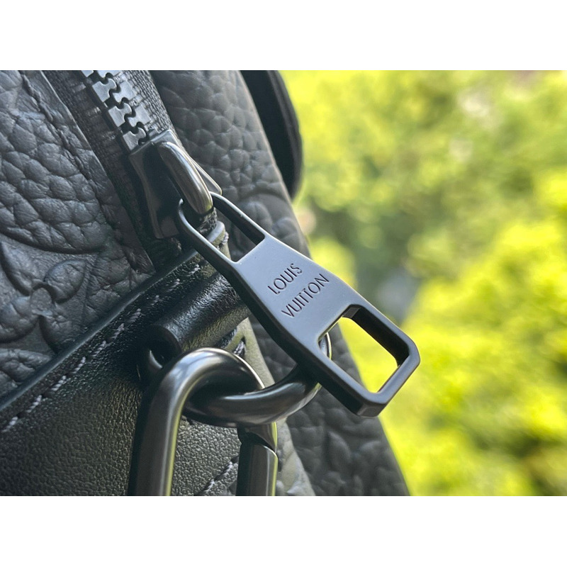 l**is V*t*n s lock messenger bag cowhide leather black