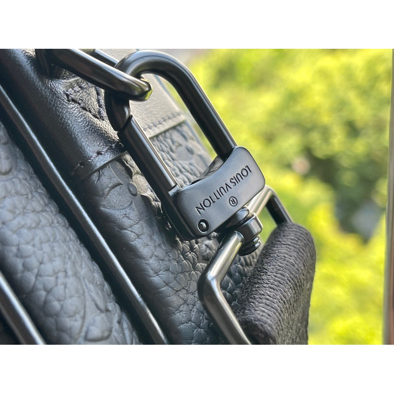 l**is V*t*n s lock messenger bag cowhide leather black