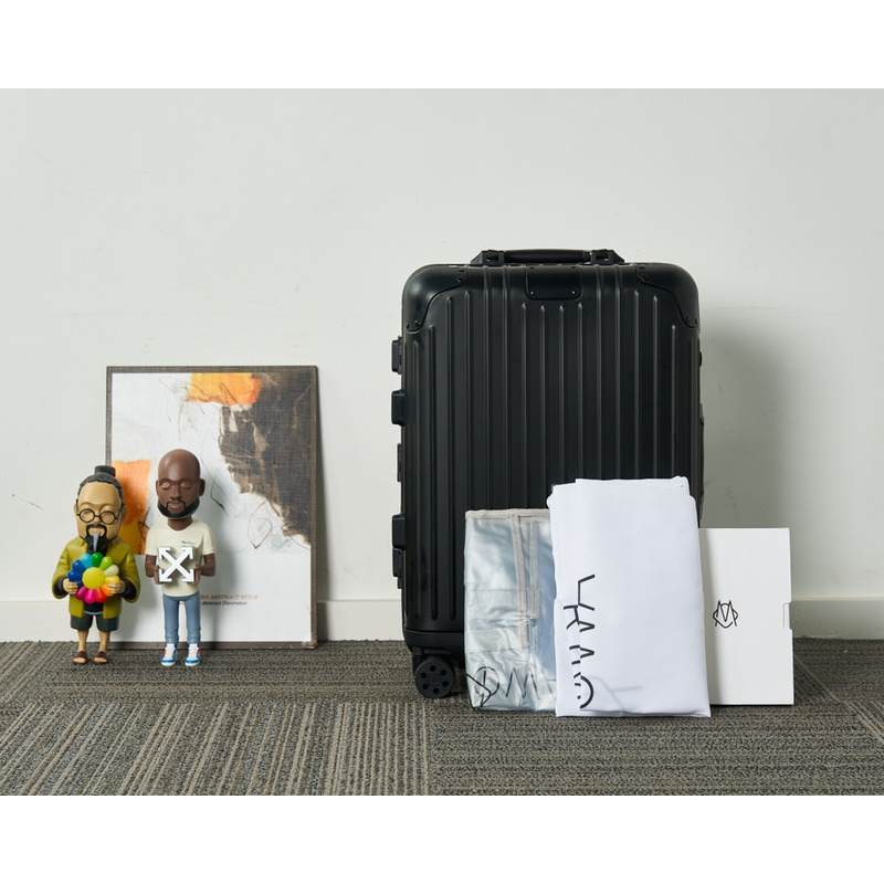 Rimowa Essential Cabin Lightweight Carry-On Suitcase Black