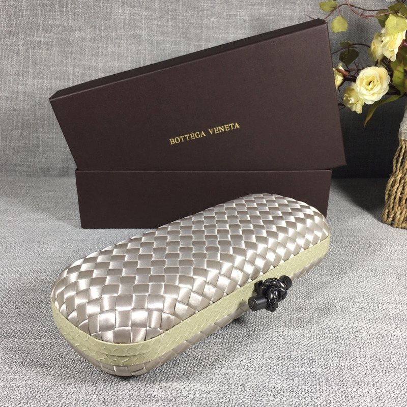 Bo*te*ga ve*ne*ta box knot with snake-trimmed and ribbon silver