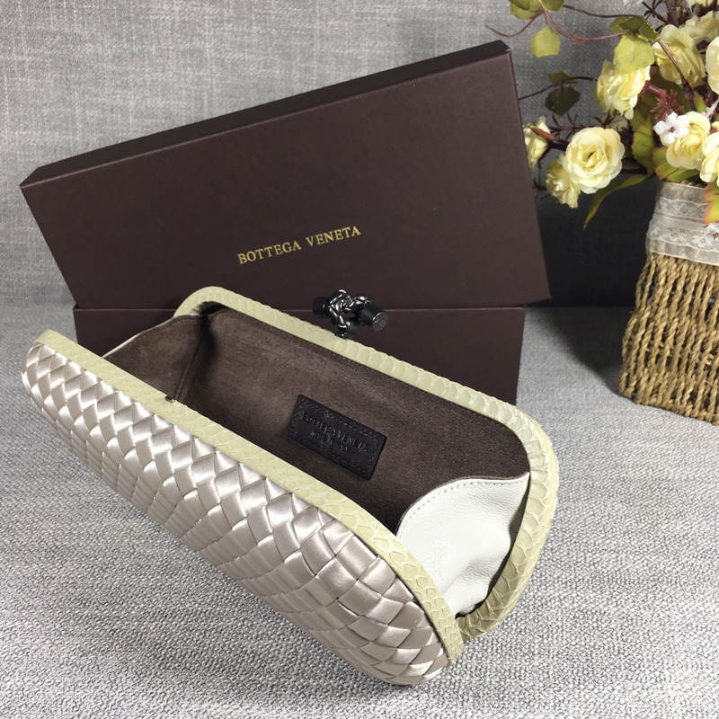 Bo*te*ga ve*ne*ta box knot with snake-trimmed and ribbon silver