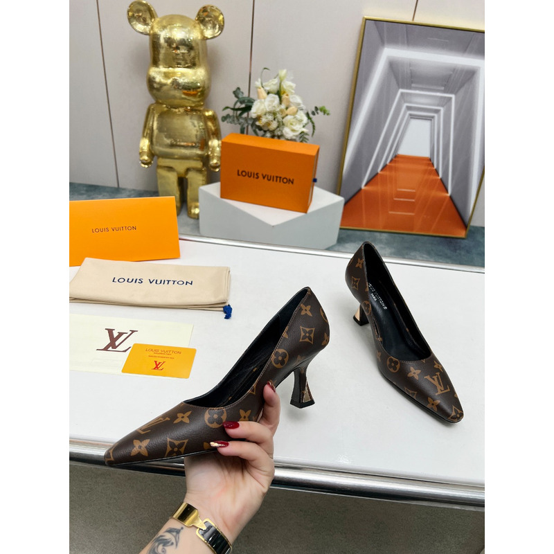 l**is V*t*n low heel pump monogram brown