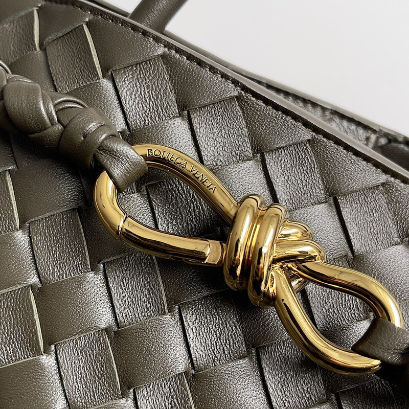 Bo*te*ga ve*ne*ta andiamo medium leather tote khaki