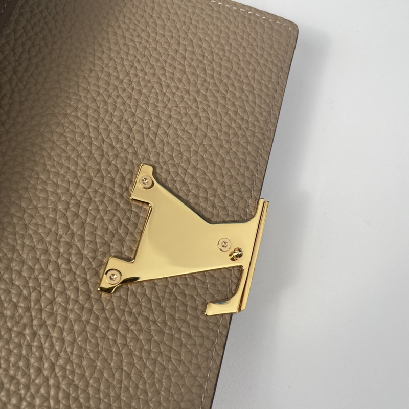 l**is V*t*n taurillon capucines wallet galet beige