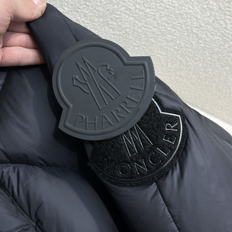 Moncler Arvouin Short Down Jacket in Black