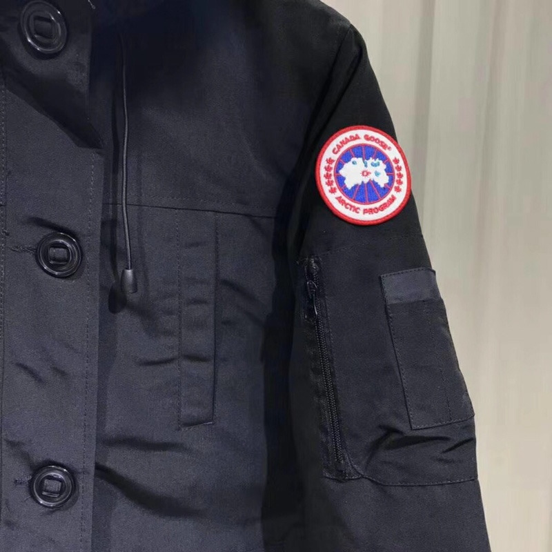 Can*a Go*e womens montebello parka classic fit fur coat jacket black