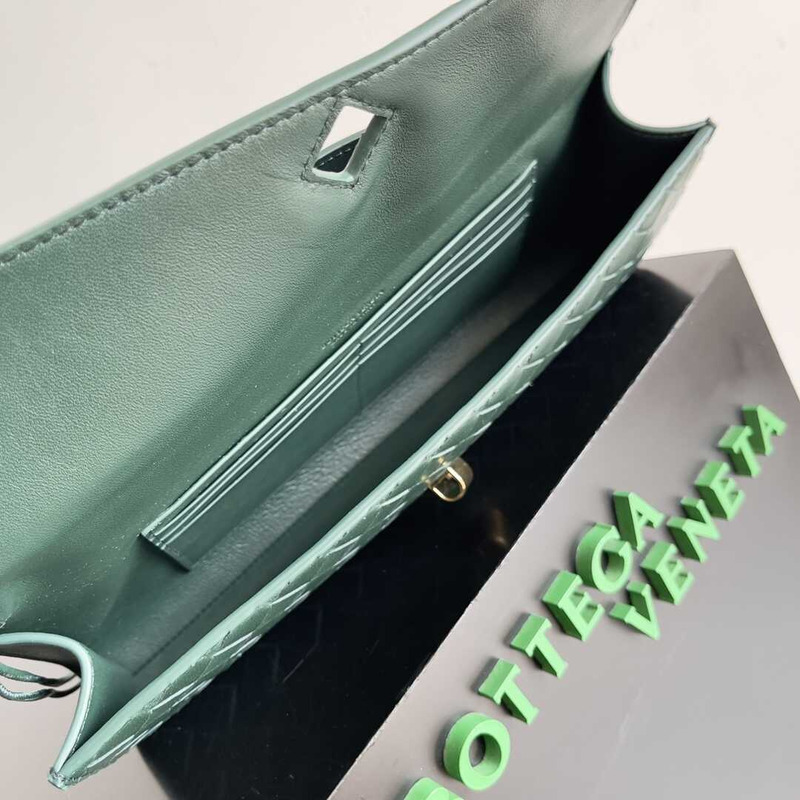 Bo*te*ga ve*ne*ta long andiamo clutch in green