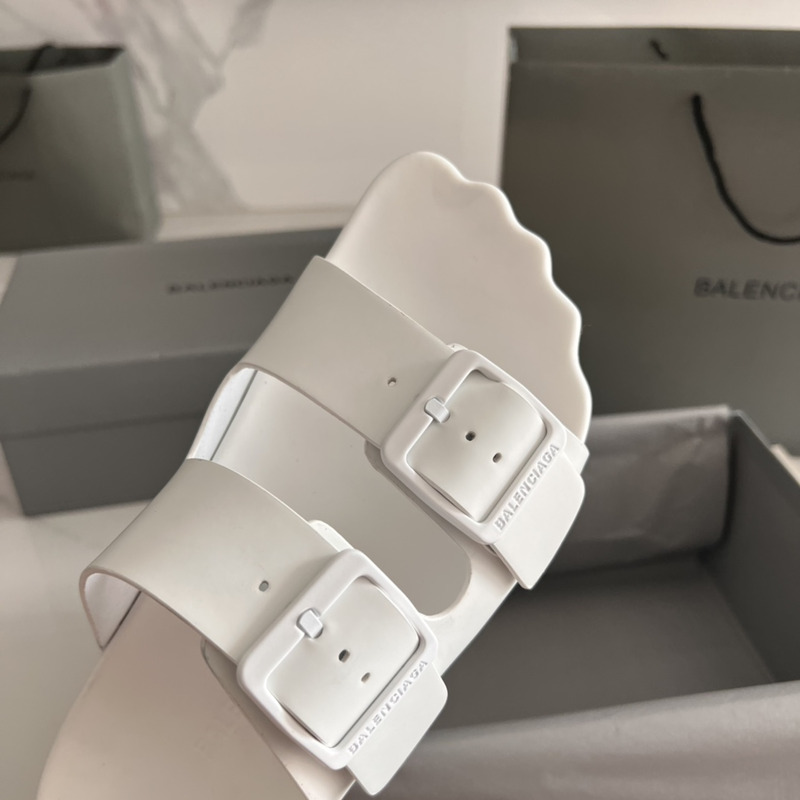 Ba*len*cia*ga women\