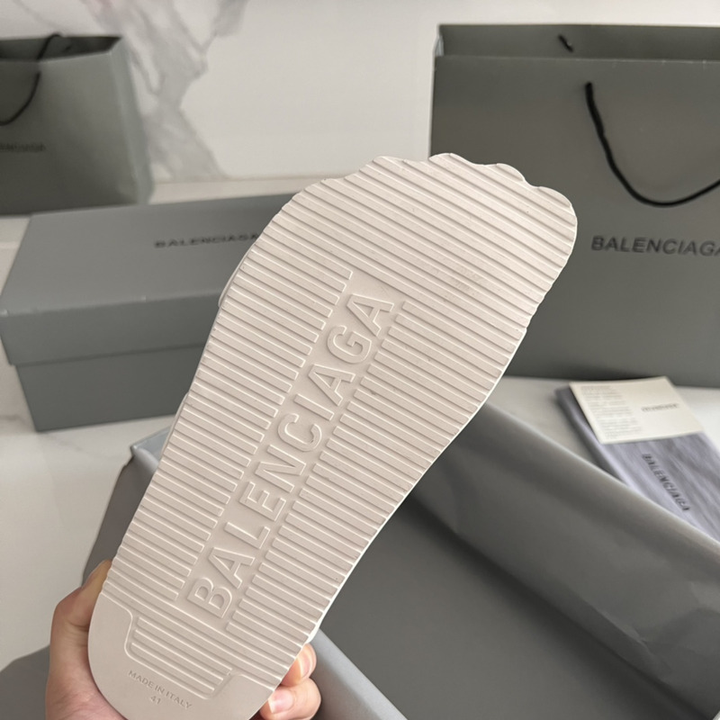 Ba*len*cia*ga women\