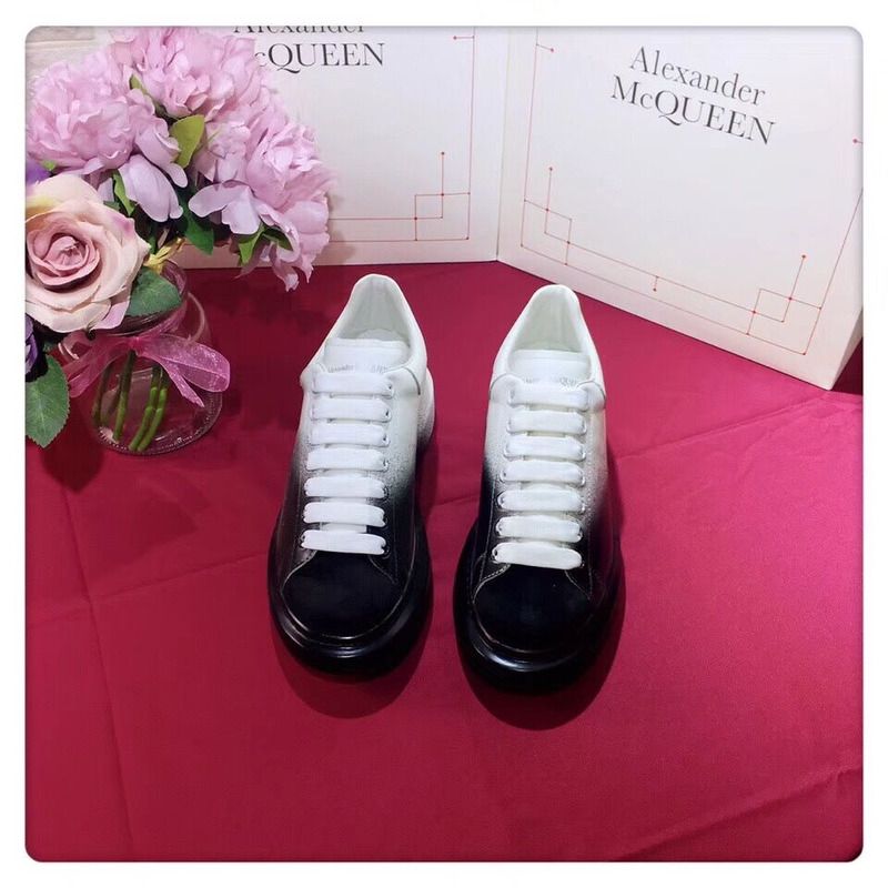 Alexander McQueen Two-Tone Leather Low-Top Sneakers in Black/White