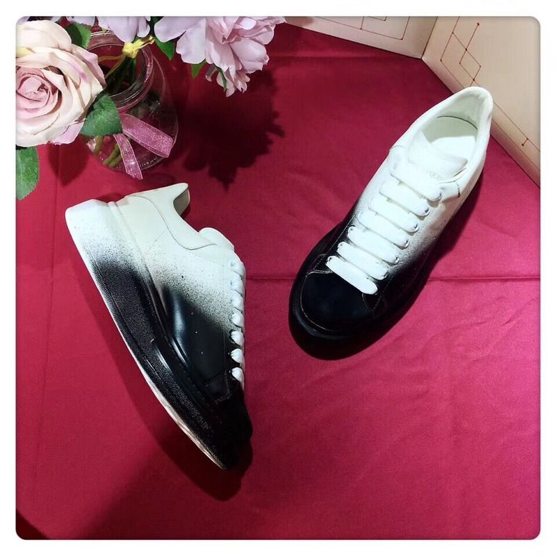 Alexander McQueen Two-Tone Leather Low-Top Sneakers in Black/White