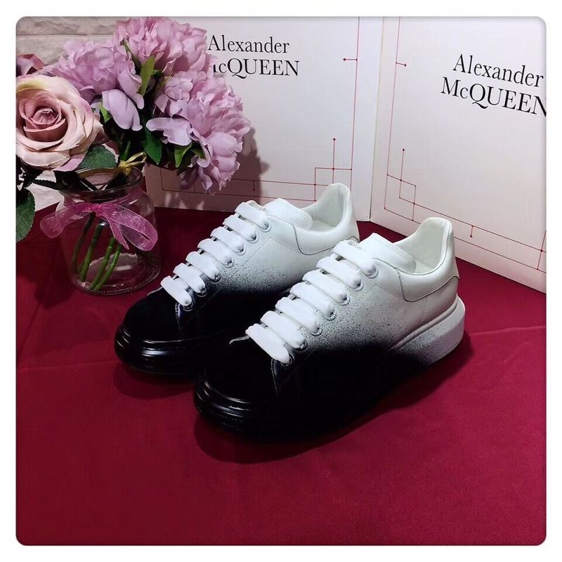 Alexander McQueen Two-Tone Leather Low-Top Sneakers in Black/White
