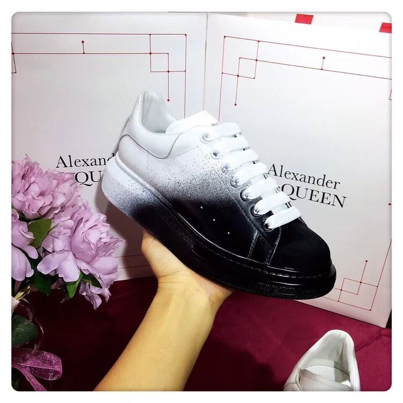 Alexander McQueen Two-Tone Leather Low-Top Sneakers in Black/White
