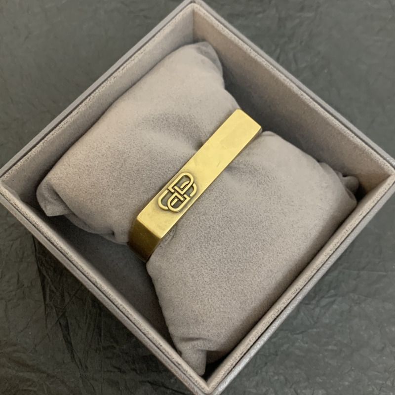 Ba*len*cia*ga  cuff bracelet