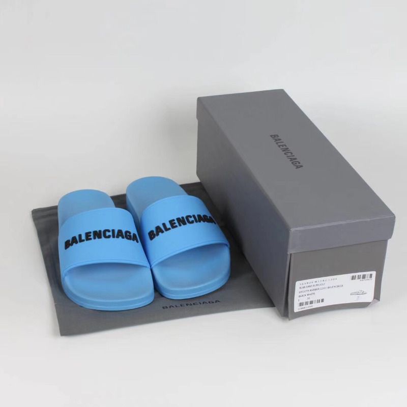 Ba*len*cia*ga Ba*len*cia*ga logo slides in blue