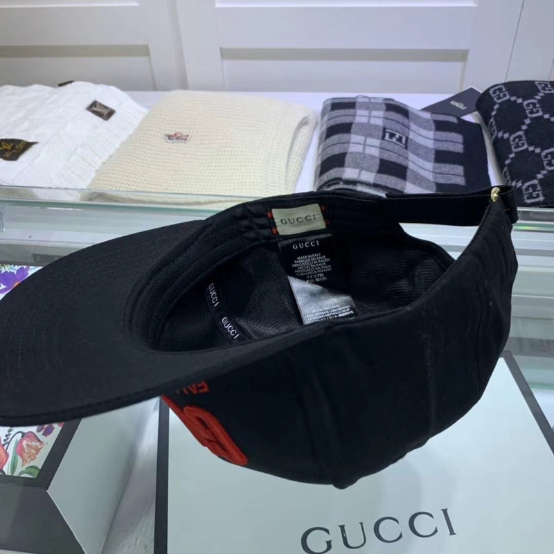 G*u*i baseball hat in black