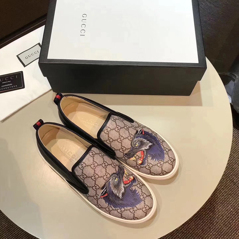 G*u*i mens wolf head boat sneakers