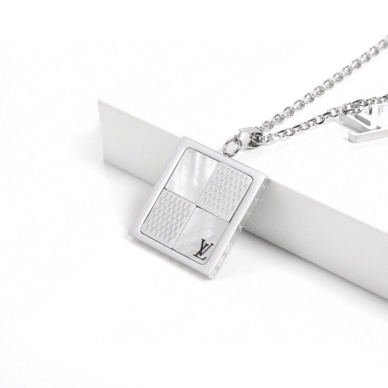 dandy l**is V*t*n necklace