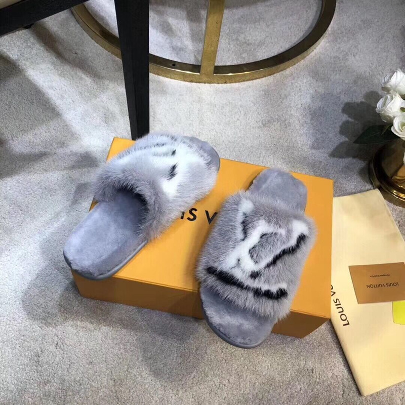 l**is V*t*n plush slippers