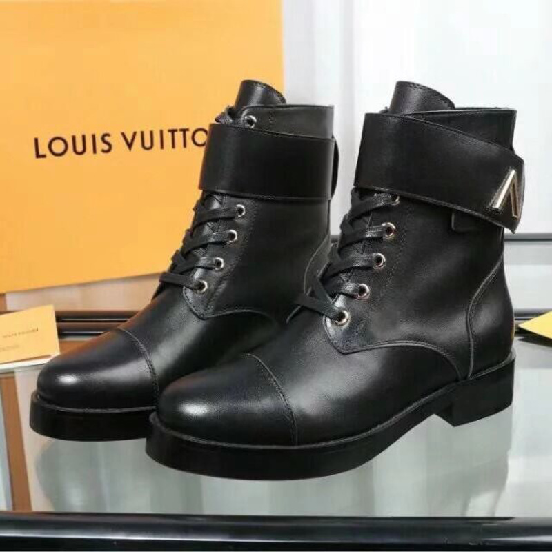 l**is V*t*n black heels