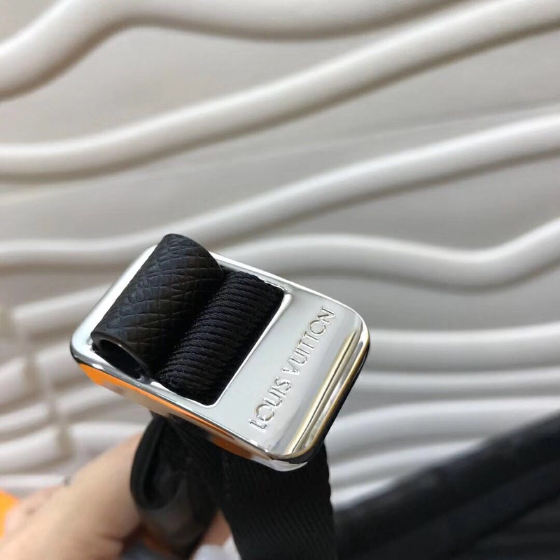 l**is V*t*n discovery backpack pm