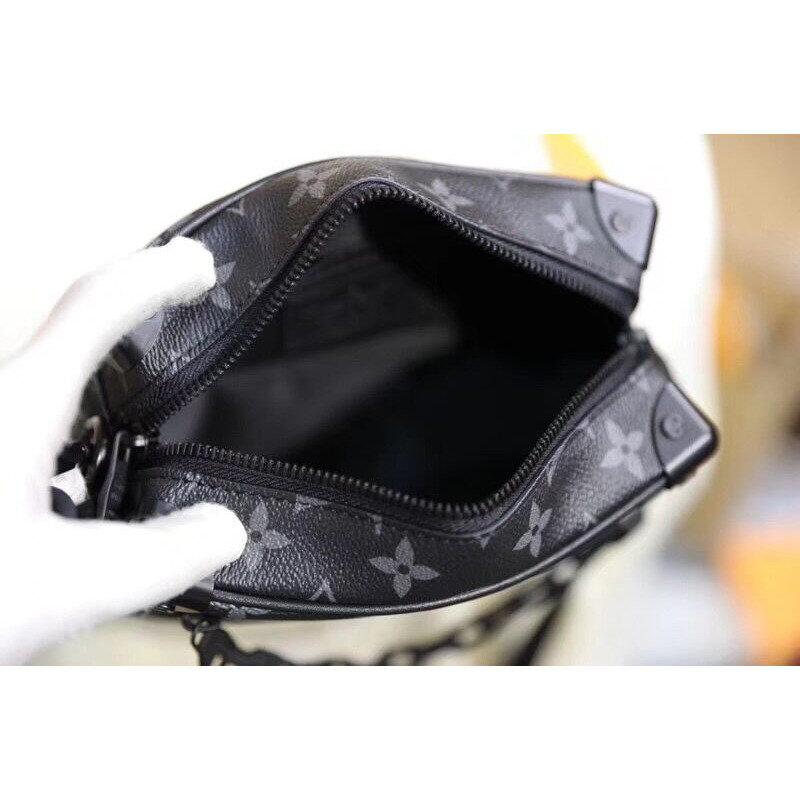 l**is V*t*n shoulder bag in black