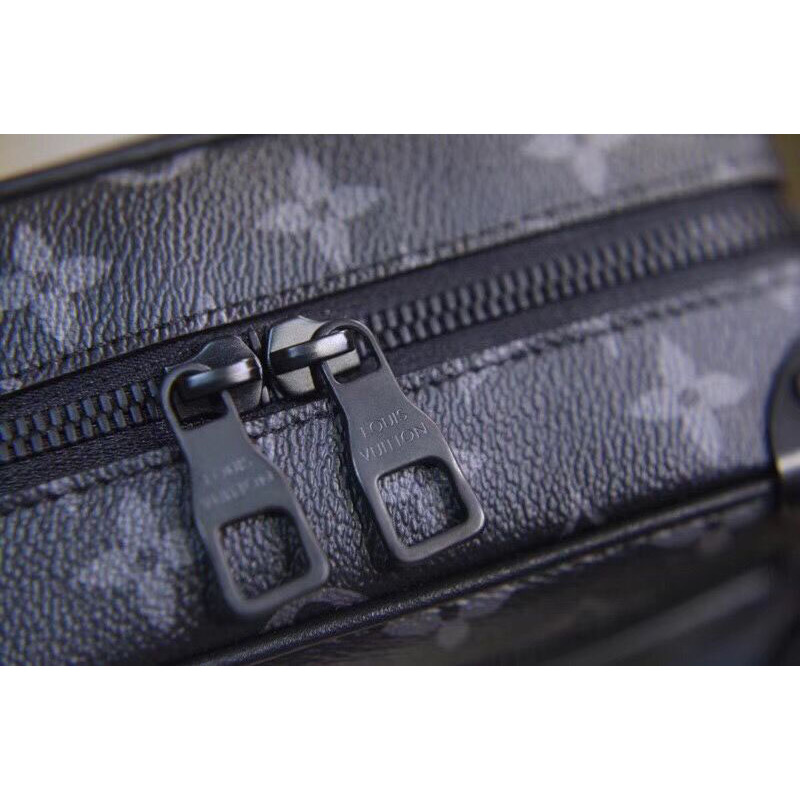 l**is V*t*n shoulder bag in black